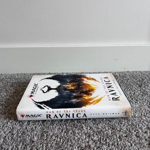 "War of the Spark: Ravnica" (Magic: The Gathering) - Hardcover - Picture 4 of 4